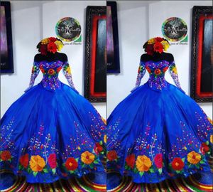 2022 Vintage Royal Blue Mexican Sweet 16 Robes Charro Fleur brodée Satin hors de l'épaule Quinceanera Robe Illusion Long 2179978