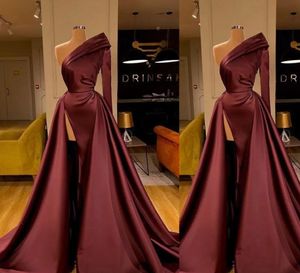 2022 Vintage Sexy Sirène Robes De Bal Une Épaule Bordeaux Satin Côté Split Satin Balayage Train Robe De Soirée Robes De Soirée Porter À Manches Longues Plus La Taille BES121