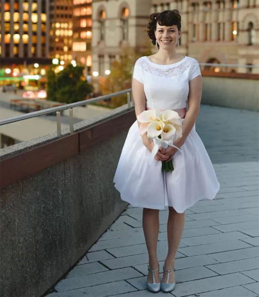 2022 Vestidos de boda de mangas cortas vintage Vestido de novia Costo Cinco Cinco Satinado personalizado Hecho a medida Vestido de rodilla Vestido de Novia 403 403