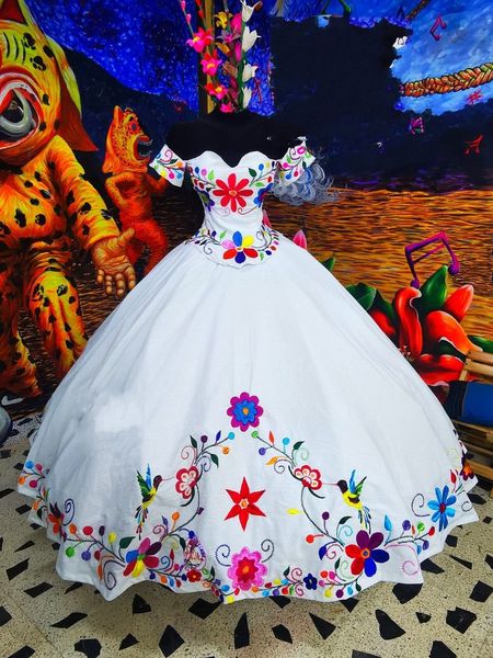 2022 Vintage Fleurs Blanches Robe De Mariée Brodée De L'épaule Satin Grand Arc Robes De Bal Corset Robes De Mariée De Style Mexicain