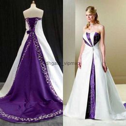 2022 Robe de mariée de broderie blanche et violette pays Robes de mariée rustiques