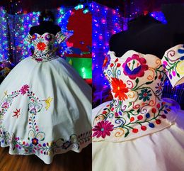 2022 Blanc Fleurs Oiseaux Brodé Charro Quinceanera Robe Robe De Bal Hors De L'épaule Vintage Satin Robe De Soirée Mexicaine Femmes
