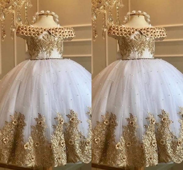 2022 Vestidos de desfile de perlas bordadas en oro blanco Niñas fuera del hombro Flores 3D Vestido de niña de flores para bodas Mini Quinceañera Niños pequeños