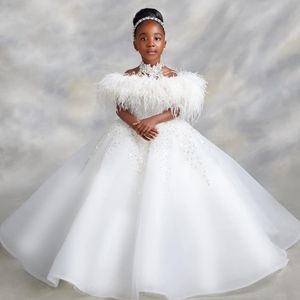 2022 Blanc Luxueux Robe De Bal Robes De Fille De Fleur Plume Tulle Lilttle Enfants Anniversaire Pageant Robes De Mariage ZJ517