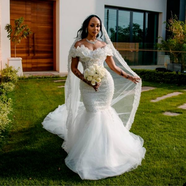 2022 Vestido de novia blanco con hombros descubiertos Perlas de encaje Cuentas Sirena con volantes en niveles Robe De Soiree Alta costura turca Dubai Abendkleider Vestidos de novia F0415