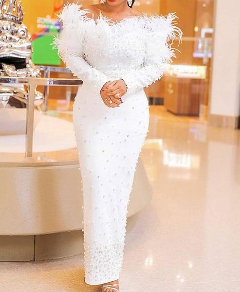 2022 Vestidos de noche de lujo atractivos blancos Use árabe fuera del hombro Mangas largas con perlas de cristal de plumas Vestido de fiesta formal Vestidos de baile Vaina Hasta el tobillo