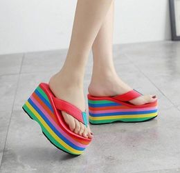 2022 atacado mulheres flip flops sandálias nova plataforma de fundo grosso chinelos inclinação praia feminino arco-íris colorido chinelo m9xI #