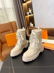 2022 chaussures crème d'hiver style britannique bottes Martin bottes courtes pour femmes en peluche semelle épaisse en cuir