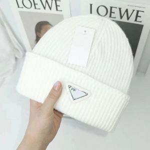 2022 Chapeaux d'hiver pour femme new Pr Bons tricots solid mignon chapeau filles automne tonnes femelles caps chauds chauffe