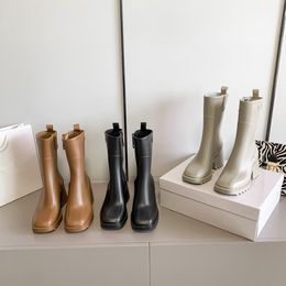 2022 Dames Betty Boots PVC Rubber Geeled Platform Kniehoge Tall Rain Boot Zwart Waterdichte Welly Schoenen Outdoor Regenschoenen Hoge Hakken Topkwaliteit