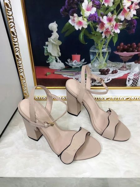 2022 Mujeres Diseño Tacones Altos Sandalias Hebilla Zapatos Chicas Moda Thin High Heel Sexy Bombas Oficina Dama Casual Cena Fiesta al aire libre Ins Sandalia de cuero suave Negro Blanco