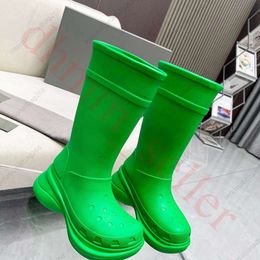 2022 Femmes Designer Boot Bottes Pluie Caoutchouc Hiver Rainboots Plateforme Cheville Slip-On Moitié Rose Noir Vert Focalistic Cross Outdoor Luxury2