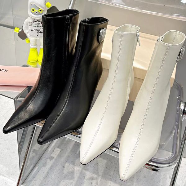 2023 Femmes Designer Love Mark Diamond Martin Bottes Cuir de luxe Stilettos pointus Fermeture à glissière latérale Bottes moyennes ultra hautes talons en peau de mouton Mode Chaussures Nude Tailles 39