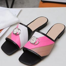 2022 Femmes Designer Top Qualité Slipper Sexy Diapositives plates Sandales Femmes Pantoufles Square Dames Mariage Talons hauts Chaussures de luxe Robe