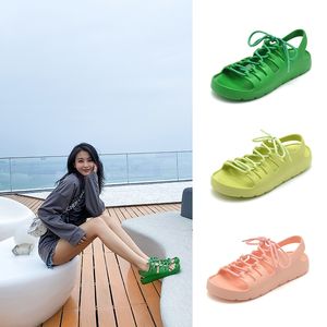 2022 FEMMES Vraiment réel en cuir PVC Sandales plates Sandales Summer les tongs d'été Slipper Slip-Ties Robe de mariée Chaussures Gladiator Locs colorés à lacets Taille 34-44