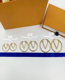 2022 Pendientes de aro para mujer Moda para mujer Gran círculo Pendiente simple Joyería Lujos Pendientes de diseñador Pendientes de botón con letras Whole2117118