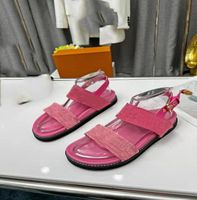 2022 Femmes Designer de luxe avec des sandales de boîte à pantoufles en cuir Femmes039 Sandales Summer Plotte de broderie Fashion Beach Wom1980061