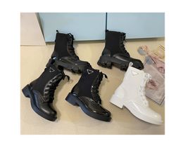 2022 Femmes Rois Martin Boots Military Inspired Boots Boots Pouche en nylon Attaché la cheville avec des chevilles Boot Top de qualité noire Matte en cuir Patent W850