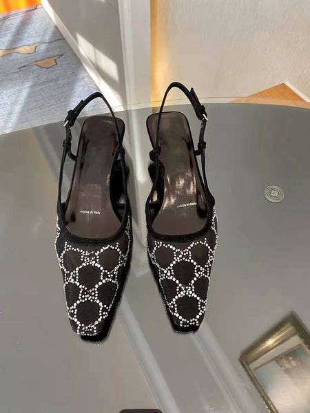 2022 Sandalias destalonadas para mujer Las zapatillas Aria destalonadas se presentan en malla negra con motivo de cristales brillantes Cierre con hebilla trasera Talla 35-41