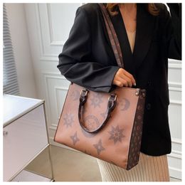 2022 Femmes Tote Sac à bandoulière en cuir PU Cuir Cuir Mode Grand Capcity Shopping Sac à main Plage pour femme Femme