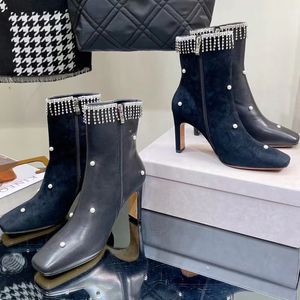 2022 Femmes Designer Luxe Tête carrée Bottes à talons hauts Mode Sexy Cuir véritable Perle supérieure Chaîne de forage Bottes Talons aiguilles Doublure de mouton Chaussures de démarrage basses