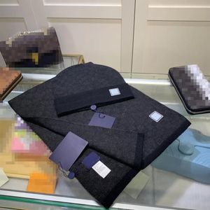 2022 conjuntos de bufandas de lana de alta calidad para hombres y mujeres conjuntos de bufanda de sombrero de diseño cálido europeo de gama alta de lujo sombrero bufanda de moda AA802829