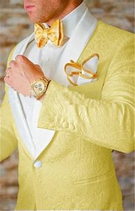 2022 Jaune Custom Made Jacquard Groomsmen Rose Groom Tuxedos Blanc Châle Revers Hommes Costumes De Mariage Prom Party Homme Blazer Pantalon Set2230