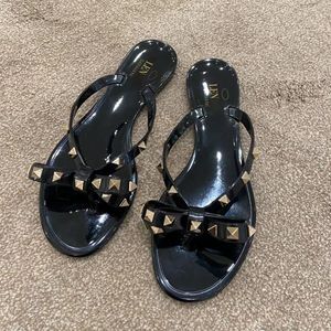 20223 Nuevo diseñador Hombre Diapositivas Mujer de lujo Zapatilla Jelly Rubber Remache Tanga Sandalias V Arco Tachonado Diapositiva plana Chanclas de cuero genuino Sandalia Slingback