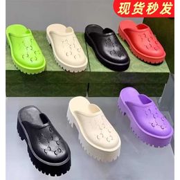 20224 vrouwelijke zomerkleding zachte Baotou sandalen liefhebbers modieuze strandschoenen met dikke zolen