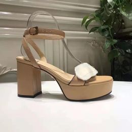 2022Designer Sandales ￠ talales hautes en cuir plate-forme imperm￩able ￠ talon rugueux en cuir Fashion femme chaussures de boucle m￩talli￨re luxe