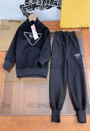 2022FW kinderen broek set driehoek logo high end jongens sport sets hoodies jassen met lange broek twee stukken sets merk designer ho5065376
