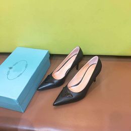 2022s Diseñador de lujo Zapatos individuales Sandalias de mujer Vestido de fiesta Bombas de tacón bajo Estilo clásico sexy tacones altos puntiagudos EU35-41 Con caja