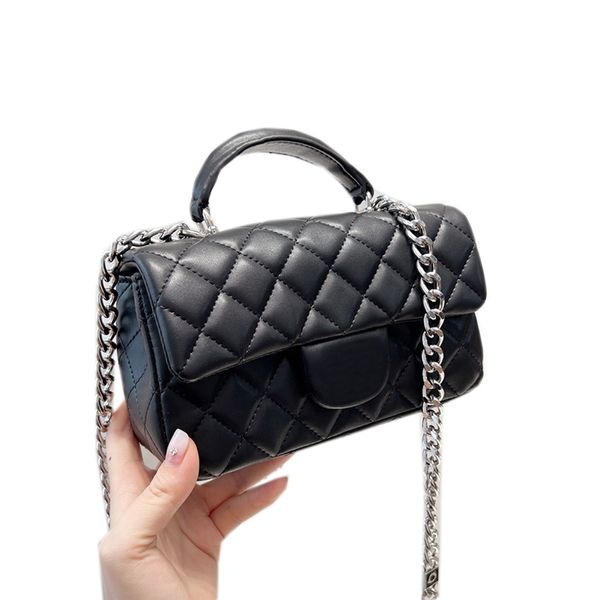 2022SSW Diseñador de lujo Mini Mini Flap Bolsas acolchadas Bolso blanco negro con bolsas de mango superior Cadena de hardware de metal plateado Bolsos de hombro de cuerpo cruzado 20 cm