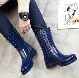 Las mediados de botas femeninas del PVC 2022Waterproof forman los barcos calientes de la lluvia de las muchachas del estilo de los zapatos de la moda de las mujeres