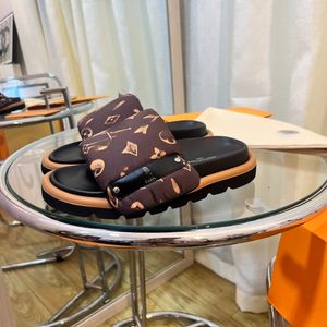 2022 Women's Slide Slippers Bow Spikes Platform Slipper Top Designer Fashion Pillow Hollow Flat Bottom Luxury Leather Men's T-vormige slippers Maat 35-46