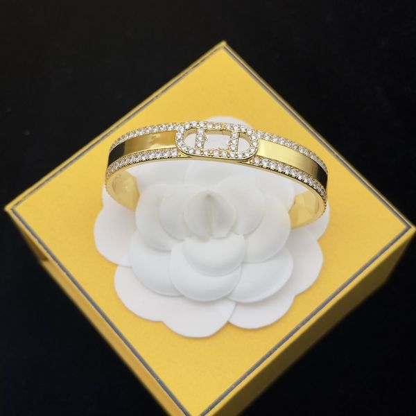 2023 Bracelet en or 18 carats Bracelet de créateur célèbre Bracelet de lettre de luxe Accessoires de conception exquise Couple Cadeau de famille Marque chaude en acier inoxydable