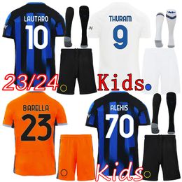 2023 2024 Inter LAUTARO Accueil Maillots BARELLA Maillot de football Kit enfants + chaussettes 23 24 Milan THURAM Maillots de football troisième enfant Ensembles bambini maglia di calcio insiemi