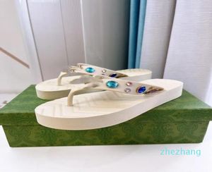 2023-23SS Designer Chevron Thong Slides Flipflops Slippers Glass Diamond beroemde sandalen Korte hiel Temperament vrouwelijke trend