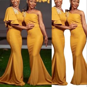 2023 Vestidos de dama de honor africanos Satén amarillo Primavera Un hombro Apliques de encaje Volantes Campo Jardín Sirena Vestidos de fiesta de boda formales Tallas grandes personalizadas