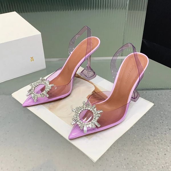 2023 Amina Muaddi Begum Crystal-Embellished Boucle PVC Pompes Sandales Femmes Designers de luxe Robe Chaussure Véritable peau de vache Sole9.5cm Chaussures de fête pour femmes