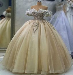2023 avril Aso Ebi Champagne Per perlé Quinceanera robes Crystals de plumes Boue de bal en soirée Pageant Pageant Robes d'anniversaire Habille ZJ023