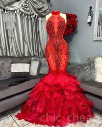 2023 Arabe Aso Ebi Sirène rouge Prom Dress Crystals Crystals Plume Soirée formelle Fête Deuxième réception Robes de fiançailles d'anniversaire Robe de Soberee ZJ0343