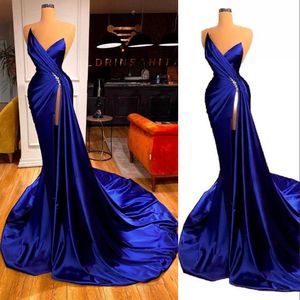 2023 Arabische bruidsmeisjekleding voor bruiloften Long Royal Blue Sweetheart Crystal kralen Mermaid Side Split Party Sweep Train Maid Honor Togels