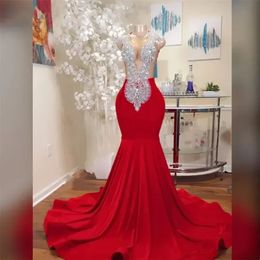 2023 Robes de bal arabes luxueux cristaux de perles strass rouge robe de soirée col en V profond sirène robes de soirée formelles fermeture éclair dos sans manches