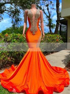 2023 Arabische prom -jurken luxueuze kralen kristallen Rhinestone oranje Deep V nek avondjurk mouwloze hermelid formele feestjurken met open rug