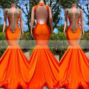 2023 Arabische prom -jurken luxueuze kristal kralen Rhinestone oranje Deep V nek avondjurk Mermaid Formele feestjurken Open achterste slee 253m