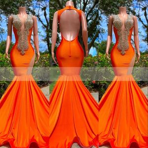 2024 Robes de bal arabe Robes luxueuses en cristal en linge en linge de soirée Orange V Deep Vinon Robe Sirène des robes de fête formelles ouvertes sans manches