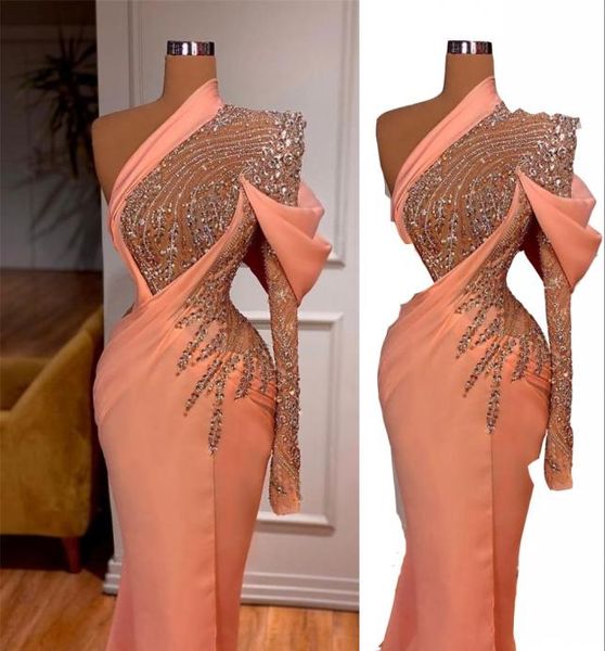 2023 Arabe Sexy Peach Robes Prom Robes une épaule Illusion à manches longues Perles de cristal en mousseline de soie