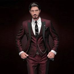 2023 Collectie Zwarte Revers Bruidegom Tuxedos Bourgondië Mannen Pakken Bruiloft 3 PiecesJacketPantVestTietraje De Novio Par 231227