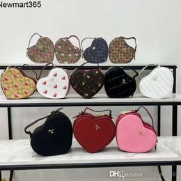 2023 Herfst en winter Klassieke kleurrijke draagbare liefdestas Modieus Populair Letter Hartvormig Eén schouder Crossbody Damestas Trend